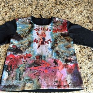 Cool vintage-print Wild West shirt with 3/4 length sleeves. Red rhinestones.